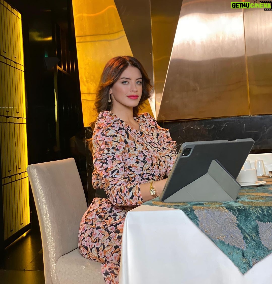 Zahra Habib Instagram - سمر تنتظركم اليوم ساعة 7 على قناتي mbc Iq Mbc drama 🌹 #حيرة