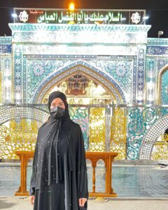 Zahra Habib Instagram - من الانسان يروح وقلبه حزين …. يدخل يمهم والدمع مليان العين ….. يبجي واهل البيت يسمعون الأنين …. من عمرك وهمك تنطي دقيقتين …. وهمه يعوضوك عنها سنين ….
