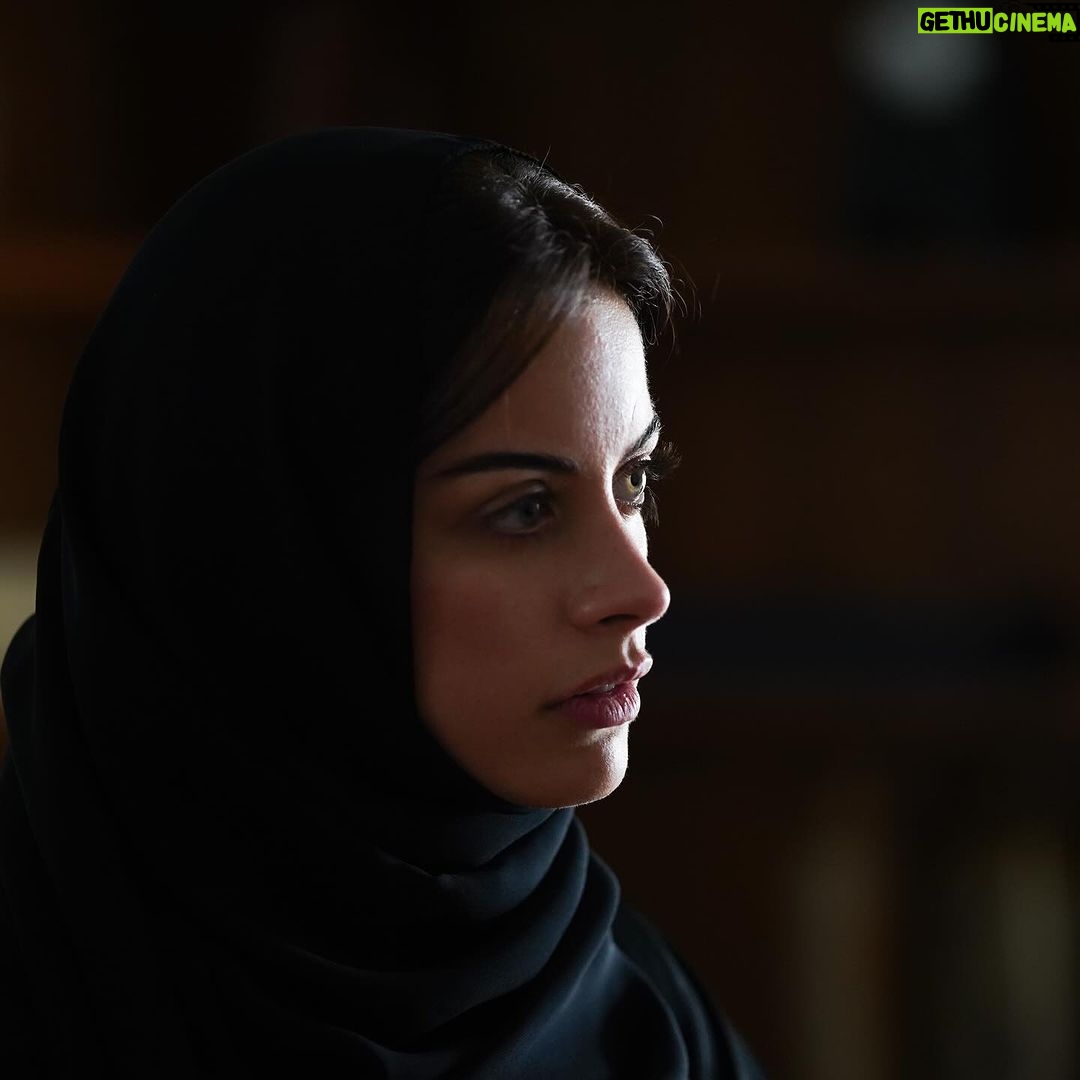 Zahra Habib Instagram - اكثر شي صار بهذا المسلسل قبل لا يبدا تهاجمت وتهددت لان لابسة عباية بيجات كتبت وحملات صارت زهراء بن ميم ومهند ابو خمرة يريدون يسيئون للعباية العراقية ما جاوبت ابد وسكتت وما بررت ولا شرحت كالوا مطلعه مفاتنها وما فهمت شلون لان لابسة كلشي اسود وعباية عريضة كالوا لبست عباية وهي بعصابة ومجرمة وهي العكس تماما دتتخلص من المجرمين وتاخذ حقها وحق الأبرياء اليوم ورا ما نزلت اول تسع حلقات رحت افتر على نفس البيجات لكيتهم سكتوا اتمنى دائماً تنتظرون تتفرجون وبعدين تحكمون واحب اكلكم انوا بعدنه بالبداية 💪❤️