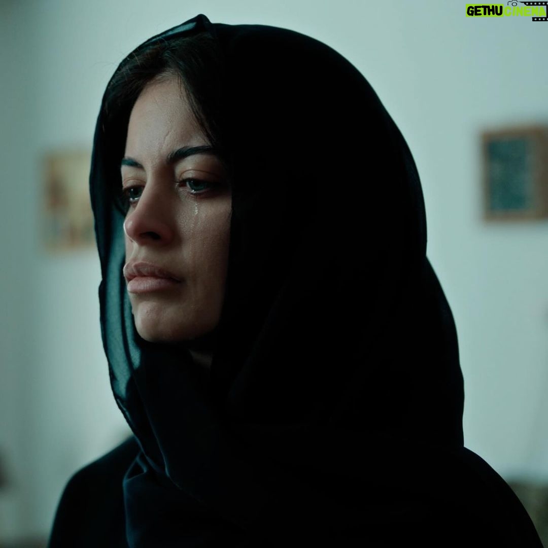 Zahra Habib Instagram - اكثر شي صار بهذا المسلسل قبل لا يبدا تهاجمت وتهددت لان لابسة عباية بيجات كتبت وحملات صارت زهراء بن ميم ومهند ابو خمرة يريدون يسيئون للعباية العراقية ما جاوبت ابد وسكتت وما بررت ولا شرحت كالوا مطلعه مفاتنها وما فهمت شلون لان لابسة كلشي اسود وعباية عريضة كالوا لبست عباية وهي بعصابة ومجرمة وهي العكس تماما دتتخلص من المجرمين وتاخذ حقها وحق الأبرياء اليوم ورا ما نزلت اول تسع حلقات رحت افتر على نفس البيجات لكيتهم سكتوا اتمنى دائماً تنتظرون تتفرجون وبعدين تحكمون واحب اكلكم انوا بعدنه بالبداية 💪❤️
