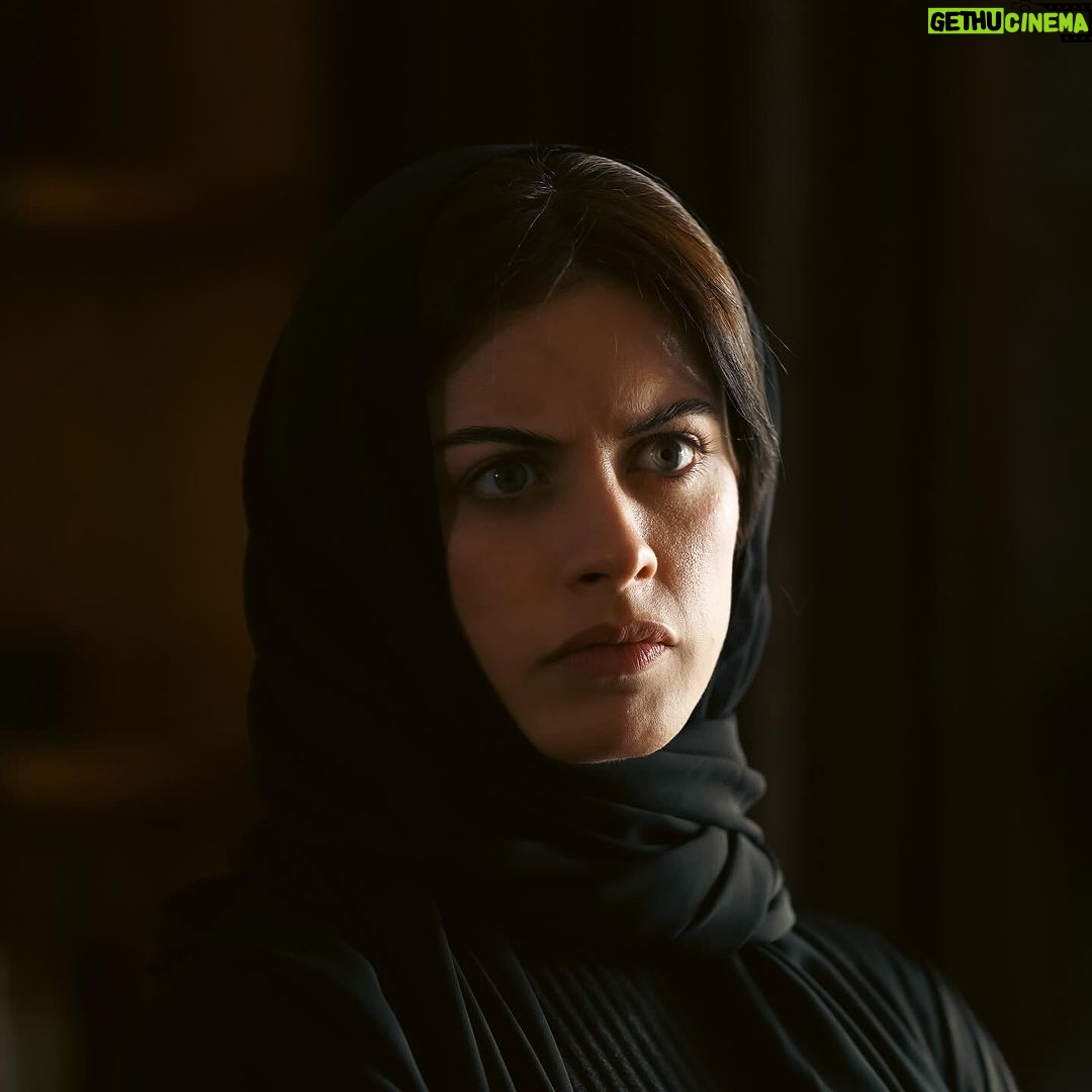 Zahra Habib Instagram - اكثر شي صار بهذا المسلسل قبل لا يبدا تهاجمت وتهددت لان لابسة عباية بيجات كتبت وحملات صارت زهراء بن ميم ومهند ابو خمرة يريدون يسيئون للعباية العراقية ما جاوبت ابد وسكتت وما بررت ولا شرحت كالوا مطلعه مفاتنها وما فهمت شلون لان لابسة كلشي اسود وعباية عريضة كالوا لبست عباية وهي بعصابة ومجرمة وهي العكس تماما دتتخلص من المجرمين وتاخذ حقها وحق الأبرياء اليوم ورا ما نزلت اول تسع حلقات رحت افتر على نفس البيجات لكيتهم سكتوا اتمنى دائماً تنتظرون تتفرجون وبعدين تحكمون واحب اكلكم انوا بعدنه بالبداية 💪❤️