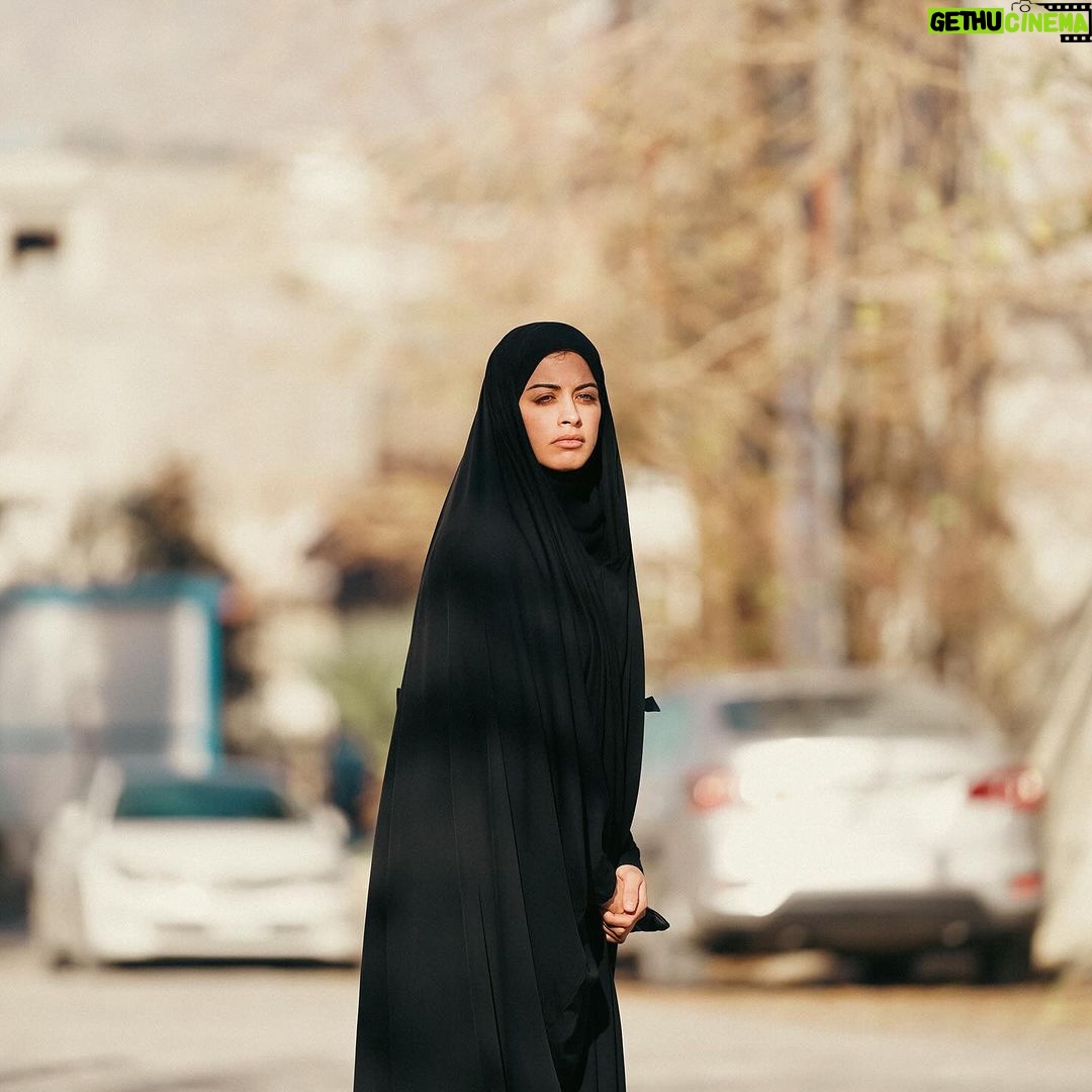 Zahra Habib Instagram - اكثر شي صار بهذا المسلسل قبل لا يبدا تهاجمت وتهددت لان لابسة عباية بيجات كتبت وحملات صارت زهراء بن ميم ومهند ابو خمرة يريدون يسيئون للعباية العراقية ما جاوبت ابد وسكتت وما بررت ولا شرحت كالوا مطلعه مفاتنها وما فهمت شلون لان لابسة كلشي اسود وعباية عريضة كالوا لبست عباية وهي بعصابة ومجرمة وهي العكس تماما دتتخلص من المجرمين وتاخذ حقها وحق الأبرياء اليوم ورا ما نزلت اول تسع حلقات رحت افتر على نفس البيجات لكيتهم سكتوا اتمنى دائماً تنتظرون تتفرجون وبعدين تحكمون واحب اكلكم انوا بعدنه بالبداية 💪❤️