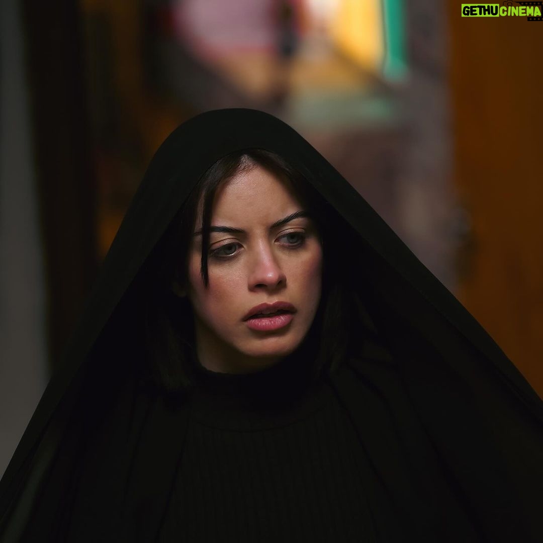 Zahra Habib Instagram - اكثر شي صار بهذا المسلسل قبل لا يبدا تهاجمت وتهددت لان لابسة عباية بيجات كتبت وحملات صارت زهراء بن ميم ومهند ابو خمرة يريدون يسيئون للعباية العراقية ما جاوبت ابد وسكتت وما بررت ولا شرحت كالوا مطلعه مفاتنها وما فهمت شلون لان لابسة كلشي اسود وعباية عريضة كالوا لبست عباية وهي بعصابة ومجرمة وهي العكس تماما دتتخلص من المجرمين وتاخذ حقها وحق الأبرياء اليوم ورا ما نزلت اول تسع حلقات رحت افتر على نفس البيجات لكيتهم سكتوا اتمنى دائماً تنتظرون تتفرجون وبعدين تحكمون واحب اكلكم انوا بعدنه بالبداية 💪❤️