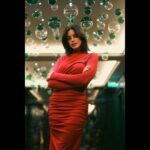 Zahra Habib Instagram - لكل صورة حكاية وكل حكاية بيها جانب زين وجانب شين واني دائما اختار الزين ❤️ @emerald.rest @ramada.sulaymaniyah اشكر نفسي على الشعر والمكياج والفستان وشكرا ايبو (ابراهيم) على الصور ☺️