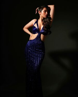 Zara Khan Instagram - Shining like Saturn 🪐 💙…
.
.
.
Styled by @hitendrakapopara
Outfit @dlmayaofficial
Styling team @tanyakalraaa @nidhi_harsora21 @shiks_gupta25
Shot by @ajayjangidphotography
Makeup @vishakhadjain 
Hair @chettiarqueensly