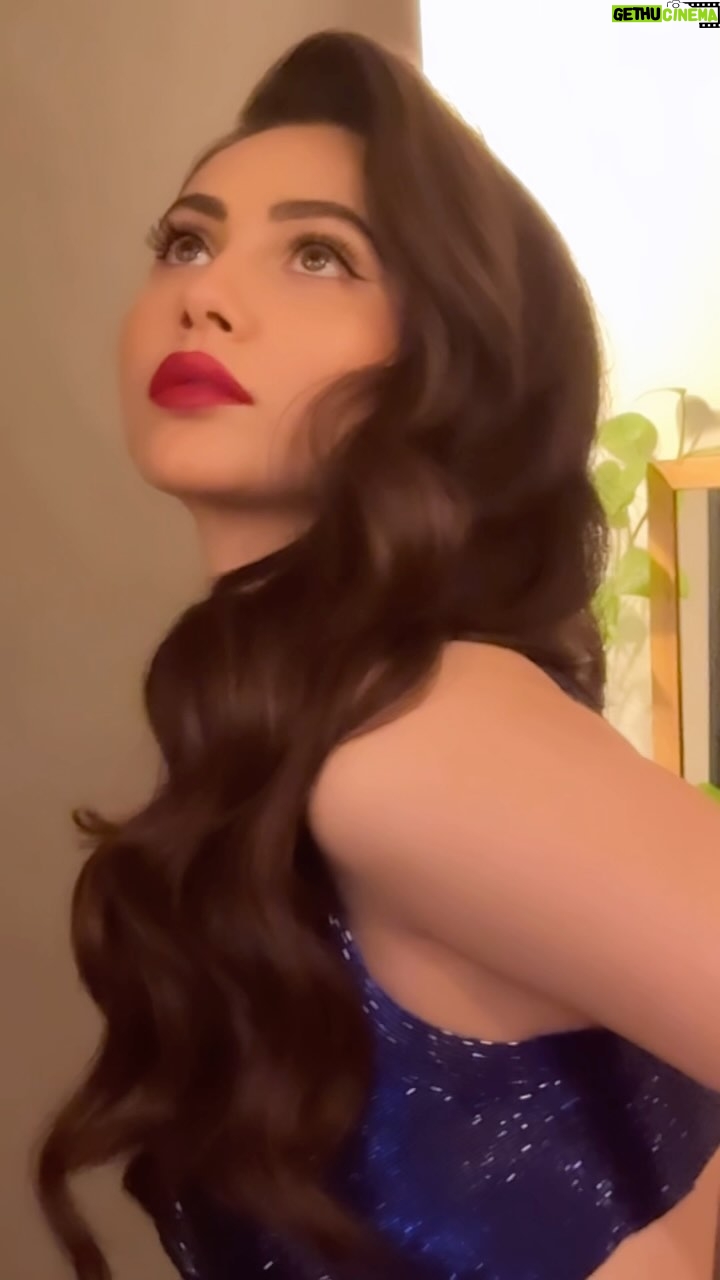 Zara Khan Instagram - Vintage Glam makeup by me @vishakhadjain for @zarakhan tonight for @pinkvilla awards ! . . Hair by @chettiarqueensly . . #pinkvilla #zarakhan #makeupbyvishakha #vishakhadjain #glamwithvish #vintageglam #vitantagemakeup #redlips #redlipstick #hollywoodwaves #oldhollywoodglamour #pinkvillaawards #redlipsmakeup #wingedeyeliner #inglot #hudabeauty