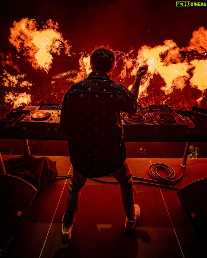 Zedd Instagram - Got to play a FREE block party in Phoenix last night. Felt so good to be back in AZ. :) Biiiig thanks to @att for putting all this together and keeping it free for the public!! ♥ 📷: @ai.visuals Phoenix, Arizona