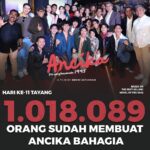 Zee JKT48 Instagram - 𝟏.𝟎𝟏𝟖.𝟎𝟖𝟗 orang udah bikin Ancika bahagia! Terima kasih! Kamu termasuk nggak nih? Buat yang belum nonton, yuk, ajak pasangan dan teman-temanmu untuk nobar 𝐀𝐍𝐂𝐈𝐊𝐀 𝐃𝐢𝐚 𝐲𝐚𝐧𝐠 𝐁𝐞𝐫𝐬𝐚𝐦𝐚𝐤𝐮 𝟏𝟗𝟗𝟓 di bioskop. #HariBahagiaAncika #Ancika #AncikaMovie #MDPictures #EnamSembilanProduction