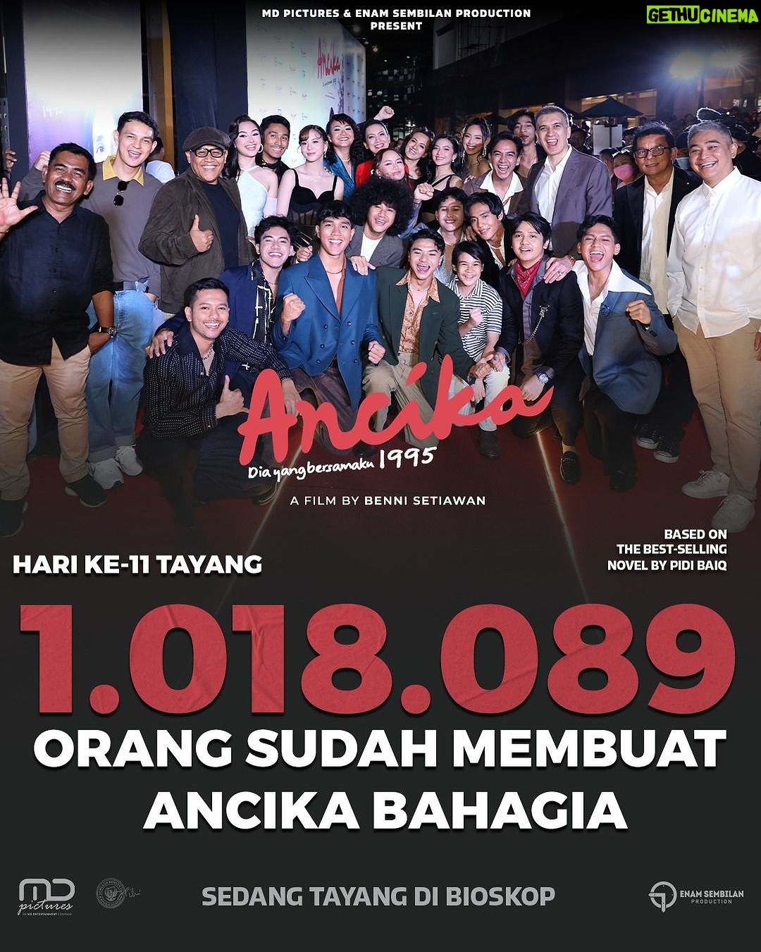 Zee JKT48 Instagram - 𝟏.𝟎𝟏𝟖.𝟎𝟖𝟗 orang udah bikin Ancika bahagia! Terima kasih! Kamu termasuk nggak nih? Buat yang belum nonton, yuk, ajak pasangan dan teman-temanmu untuk nobar 𝐀𝐍𝐂𝐈𝐊𝐀 𝐃𝐢𝐚 𝐲𝐚𝐧𝐠 𝐁𝐞𝐫𝐬𝐚𝐦𝐚𝐤𝐮 𝟏𝟗𝟗𝟓 di bioskop. #HariBahagiaAncika #Ancika #AncikaMovie #MDPictures #EnamSembilanProduction