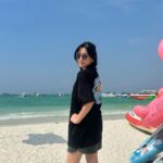 Zee JKT48 Instagram - one fine day at the beach 🤍☀️ -t shirt will release tumoro! 😍😎 Pattaya Beach Thailand
