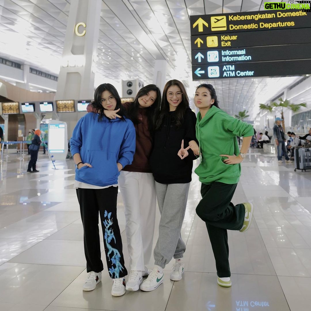 Zee JKT48 Instagram - yeaayy!! finally 💙✈️ #travelingwitherigo