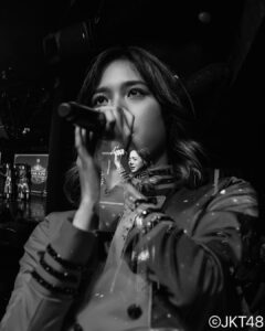 Zee JKT48 Instagram - hampir 6 tahun menjalani keseharianku sebagai member jkt48. waktu yang terasa singkat namun bukan juga waktu yang sebentar. bergabung dengan jkt48 adalah salah satu pilihan hidupku yang tidak akan pernah ku sesali. aku selalu bersyukur dengan semua yang aku punya disini. banyak hal yang aku pelajari maupun aku dapatkan di jkt48. namun, aku rasa sudah saatnya aku mencapai lebih banyak pencapaian diluar zona nyamanku. oleh karena itu, saya Zee dari JKT48 generasi ke 7 mengumumkan bahwa saya akan segera lulus dari JKT48. sampai hari kelulusanku tiba, mohon dukungannya selalu untuk saya dan jkt48. terimakasih 🤍🙏🏻