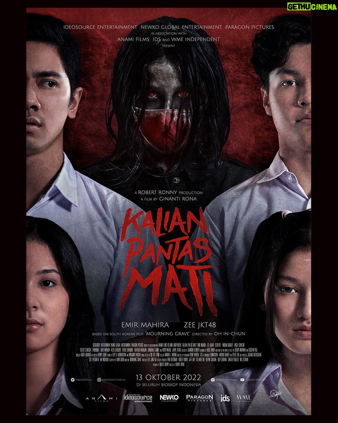 Zee JKT48 Instagram - OFFICIAL PROJECT ANNOUNCEMENT: FILM KALIAN PANTAS MATI Ideosource Entertainment, Newko Entertainment, dan Paragon Pictures bekerja sama dengan Anami Films, IDS, dan WME akan merilis film Kalian Pantas Mati yang diadaptasi dari film Korea berjudul Mourning Grave yang mengangkat isu bullying. Raka memiliki kemampuan untuk berkomunikasi dengan orang yang sudah meninggal. Dia harus menggunakan kemampuannya untuk menghentikan roh jahat yang dipenuhi dendam terhadap teman sekolahnya. Sementara itu dia bertekad untuk membantu sesosok hantu cantik untuk mengembalikan ingatannya. Nantikan film Kalian Pantas Mati di bioskop segera! #ParagonPictures #KalianPantasMati #IdeosourceEntertainment