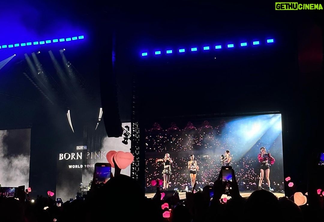 Zee JKT48 Instagram - first time watching a concert tapi duduk sndri pisah dari yg lain.. #bornpinkworldtour 🖤💓