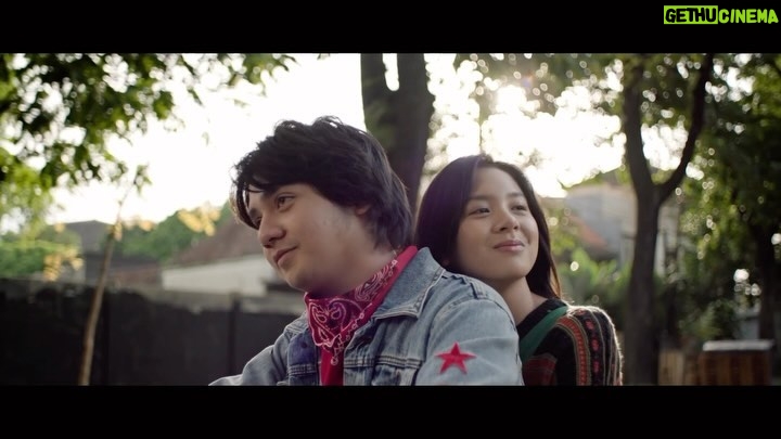 Zee JKT48 Instagram - โNama saya Ancika, Ancika Mehrunisa Rabu. Hidup adalah hidup itu sendiri, apa adanya.โ Official trailer dari film ๐๐๐๐๐๐ ๐๐ข๐ ๐ฒ๐๐ง๐ ๐๐๐ซ๐ฌ๐๐ฆ๐๐ค๐ฎ ๐๐๐๐. Based on the best-selling novel by @pidibaiq, tayang 11 Januari di bioskop! #HariBahagiaAncika #Ancika #AncikaMovie #MDPictures #EnamSembilanProduction