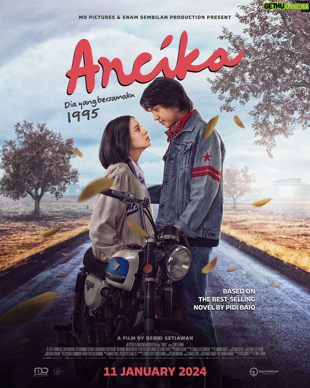 Zee JKT48 Instagram - Kisah cintaku dengannya dimulai tahun 1995… Based on the best-selling novel by @pidibaiq, 𝐀𝐍𝐂𝐈𝐊𝐀 𝐃𝐢𝐚 𝐲𝐚𝐧𝐠 𝐁𝐞𝐫𝐬𝐚𝐦𝐚𝐤𝐮 𝟏𝟗𝟗𝟓 11 Januari di bioskop! #HariBahagiaAncika #Ancika #AncikaMovie #MDPictures #EnamSembilanProduction