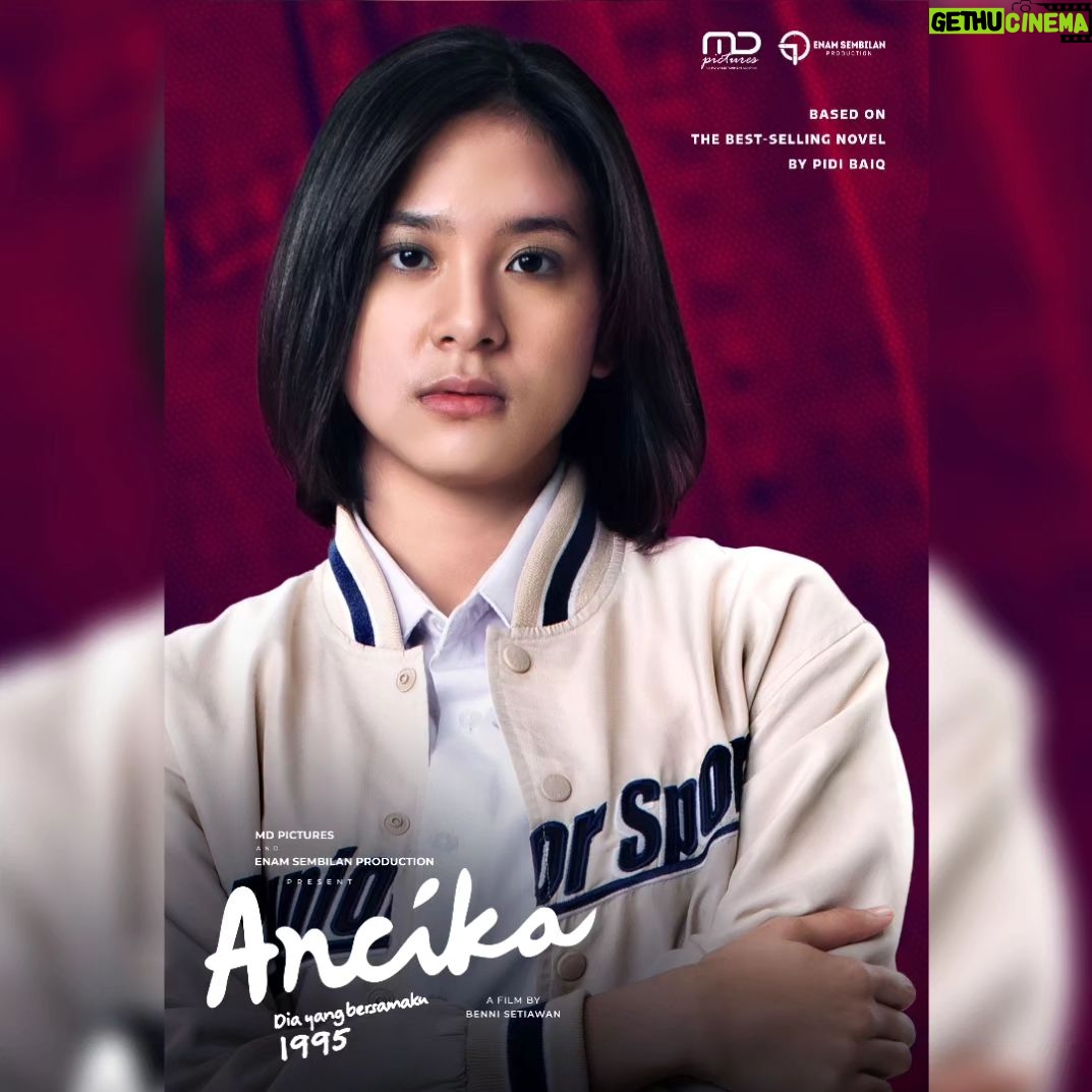 Zee JKT48 Instagram - "Dia awalnya sangat menyebalkan tapi justru sikapnya yang menyebalkan itu malah membuatnya berbeda." Based on the best-selling novel by @pidibaiq, 𝐀𝐍𝐂𝐈𝐊𝐀 𝐃𝐢𝐚 𝐲𝐚𝐧𝐠 𝐁𝐞𝐫𝐬𝐚𝐦𝐚𝐤𝐮 𝟏𝟗𝟗𝟓 segera di bioskop! #HariBahagiaAncika #Ancika #AncikaMovie #MDPictures #enamsembilanproduction Bandung