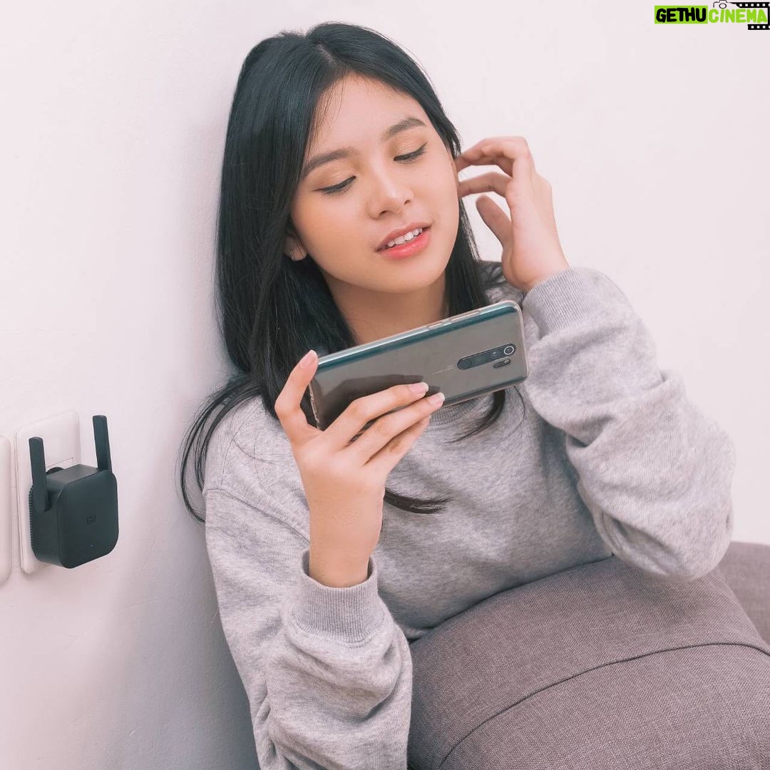 Zee JKT48 Instagram - tadinyaa aku sering banget bete karena Wi-Fi yang lemot banget 🥺, tapi semenjak pake Mi Wi-Fi Range Extender Pro dari @xiaomi.indonesia ini aku udah gak khawatir lagi deeh.. 😎 kecil-kecil tapi super bermanfaat banget guys! karena #MiWifiRangeExtenderPro bisa ngehubungin sampe 16 perangkat, kecepatannya juga up to 300Mbps 🤩🤩, sekarang jadi lebih nyaman dan asik seharian deh dirumah!🥰 Kamu bisa dapatkan di - https: //bit. Iy/beliwifiextmicom 👍🏻
