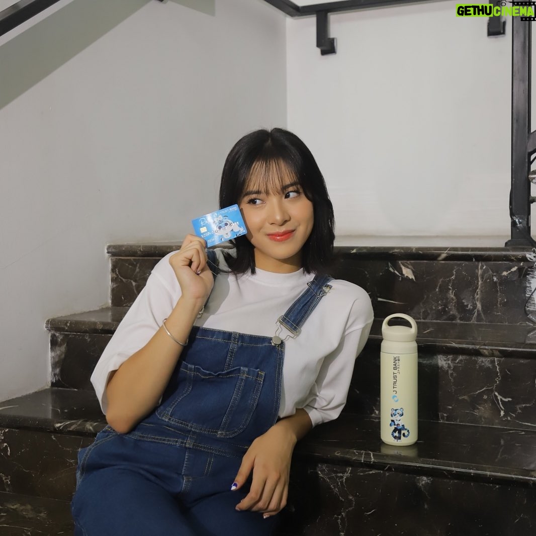 Zee JKT48 Instagram - Sudah buka Tabungan Tora x JKT48 belum? Jangan lewatkan penawaran untuk kamu yang tergabung di JKT48 Official Fan Club maupun Free Membership. Kamu bisa mendapatkan suku bunga tabungan sebesar 4,8% per tahun selama satu tahun pertama. Kalau sudah buka rekening, kamu bisa manfaatkan aplikasi J Trust Mobile untuk membeli JKT48 Point dan mendapatkan cashback 5% yang akan dikreditkan ke rekening Tabungan Tora. Yuk, buruan buka rekening Tabungan Tora x JKT48! Kalau udah buka tabungannya, jangan lupa tag aku & @jtrustbank ya! #TabunganTora #JTrustBankXJKT48 #JumpTogether #JKT48.