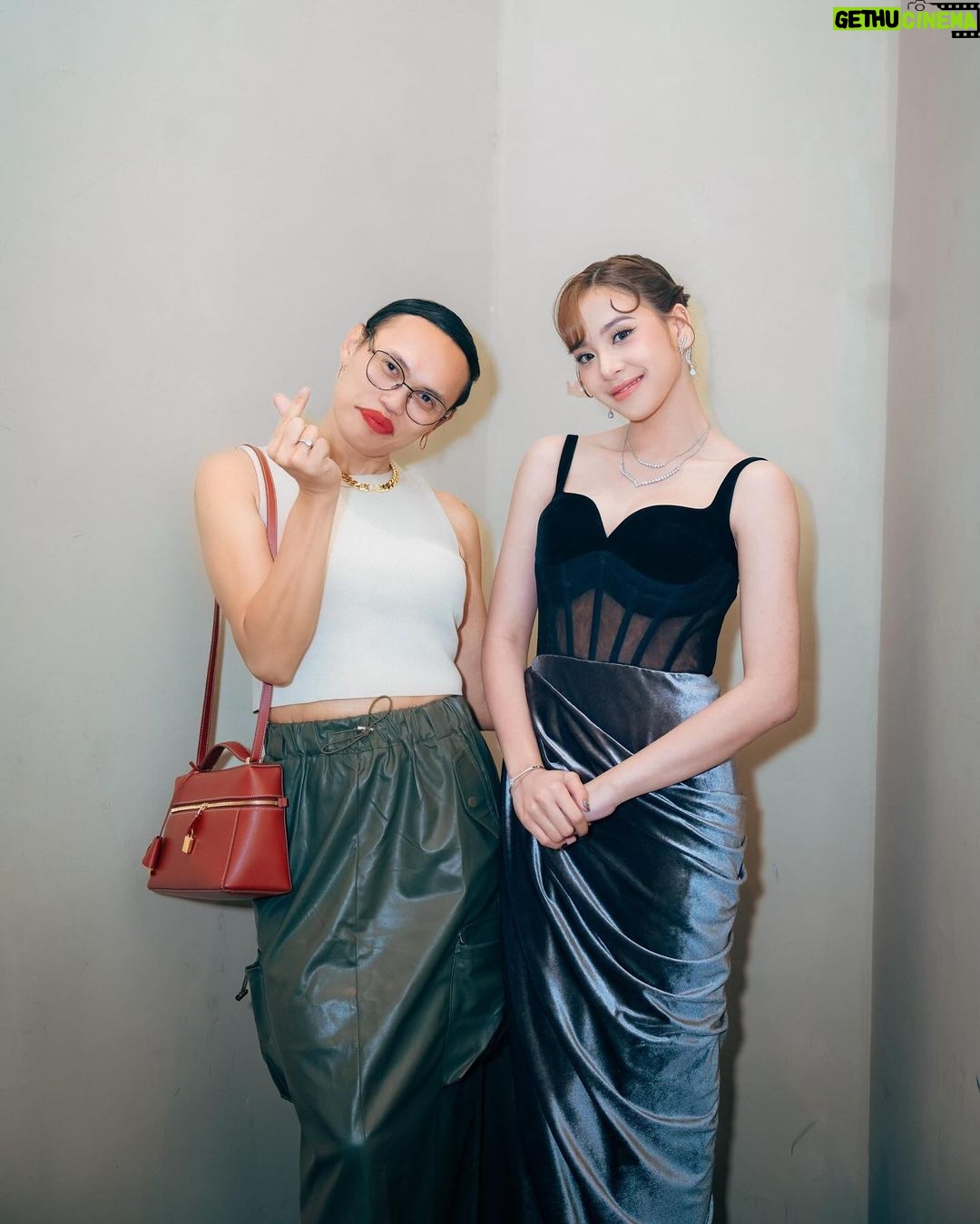 Zee JKT48 Instagram - ka @wanda_haraa bener2 terimakasih bangett aku udh dibuat cantik! seneng banget dikasih kesempatan milih baju sendiri sesuai yang aku suka. looking forward to another collaboration with uu! makasih kaka sayangg 🤍🤍🤍🤍 Dress by @hiantjen Jewelry by @adellejewellery Styled by @wanda_haraa #wandaharaaproject team @aqisbella_ Photo by @snap.nuel