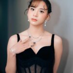 Zee JKT48 Instagram - ka @wanda_haraa bener2 terimakasih bangett aku udh dibuat cantik! seneng banget dikasih kesempatan milih baju sendiri sesuai yang aku suka. looking forward to another collaboration with uu! makasih kaka sayangg 🤍🤍🤍🤍 Dress by @hiantjen Jewelry by @adellejewellery Styled by @wanda_haraa #wandaharaaproject team @aqisbella_ Photo by @snap.nuel