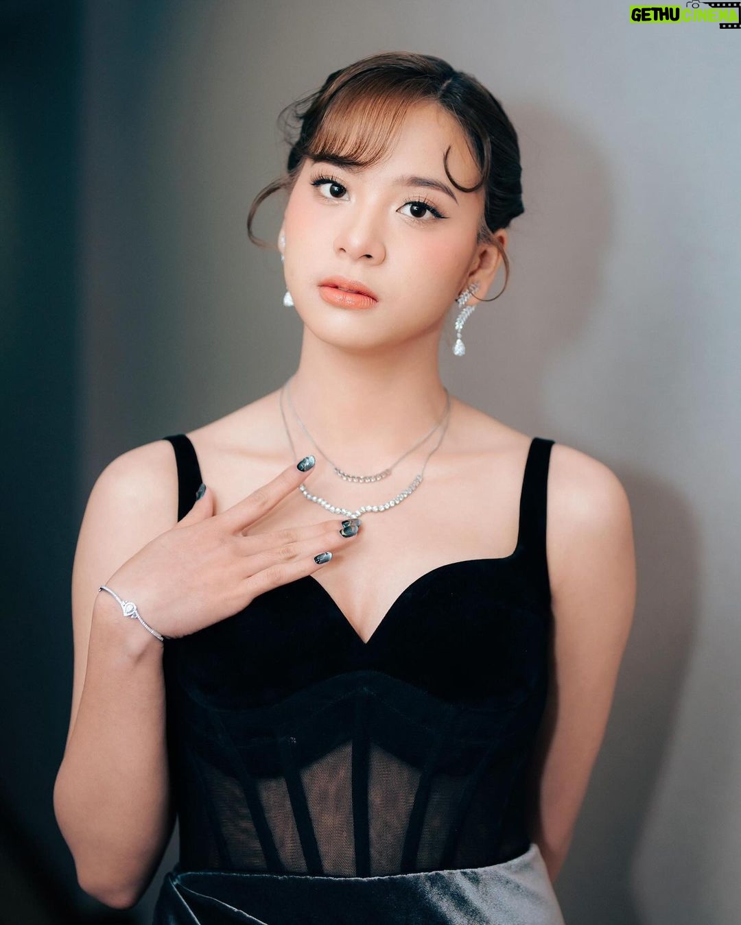 Zee JKT48 Instagram - ka @wanda_haraa bener2 terimakasih bangett aku udh dibuat cantik! seneng banget dikasih kesempatan milih baju sendiri sesuai yang aku suka. looking forward to another collaboration with uu! makasih kaka sayangg 🤍🤍🤍🤍 Dress by @hiantjen Jewelry by @adellejewellery Styled by @wanda_haraa #wandaharaaproject team @aqisbella_ Photo by @snap.nuel