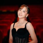 Zee JKT48 Instagram - “ANCIKA DIA YANG BERSAMAKU 1995 GALA PREMIERE” bersyukur sekali atas kesempatan ini tayang 11 januari 2024 🤍 makeup @irntaan hairdo @dianasap9 photo : @fikrinternal @snap.nuel