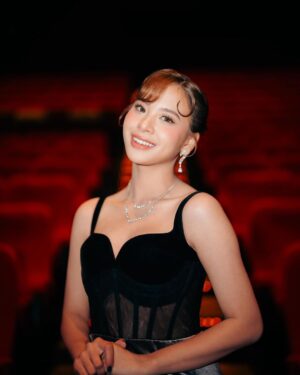 Zee JKT48 Instagram - “ANCIKA DIA YANG BERSAMAKU 1995 GALA PREMIERE”

bersyukur sekali atas kesempatan ini
tayang 11 januari 2024 🤍

makeup @irntaan 
hairdo @dianasap9 
photo : @fikrinternal @snap.nuel
