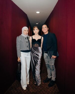Zee JKT48 Instagram - “ANCIKA DIA YANG BERSAMAKU 1995 GALA PREMIERE”

bersyukur sekali atas kesempatan ini
tayang 11 januari 2024 🤍

makeup @irntaan 
hairdo @dianasap9 
photo : @fikrinternal @snap.nuel