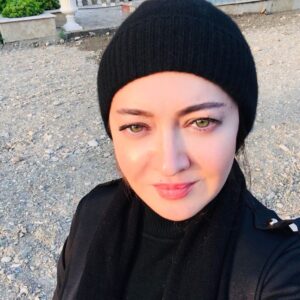 Niki Karimi Instagram - 💫
همين الان سر صحنه سريال " اقا زاده " ، بعد از وقفه طولاني ، ادامه صحنه هاي زمستاني با لباس هاي زمستاني 😂😂😂💜