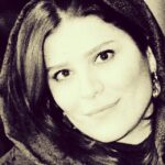 Sahar Dolatshahi Instagram - , ﯾﮏ ﻭﻗﺘﯽ؛...
ﺑﺪﻓﻬﻤﯽ ﻫﺎ 
ﺁﺯﺍﺭﻡ ﻣﯽ ﺩﺍﺩ!
ﻧﺎﺭﺍﺣﺖ ﻣﯽ ﺷﺪﻡ؛ ﺍﺯ ﻗﻀﺎﻭﺕ ﻫﺎ ...
ﮐﺞ ﻓﻬﻤﯽ ﻫﺎ ...
ﺳﻮ ﺗﻔﺎﻫﻢ ﻫﺎ ..
ﻫﻤﻪ ﺍﺵ ﻣﯽ ﺗﺮﺳﯿﺪﻡ؛...
ﮐﻪ 
ﺁﺩﻡ ﻫﺎ ﺑﺪ ﺑﻔﻬﻤﻨﺪﻡ ...
ﺍﺷﺘﺒﺎﻩ ﻗﻀﺎﻭﺗﻢ ﮐﻨﻨﺪ ...
ﻭﻗﺖ ﺯﯾﺎﺩﯼ ﺻﺮﻑ ﻣﯽ ﮐﺮﺩﻡ؛
ﺑﺮﺍﯼ ﺗﻮﺿﯿﺢ ﺩﺍﺩﻥ ﺧﻮﺩﻡ ...
ﺭﻓﻊ ﺳﻮﺀ ﺗﻔﺎﻫﻢ ...
ﮐﻪ ﺛﺎﺑﺖ ﮐﻨﻢ؛
ﻣﻦ ﺁﻥ ﭼﯿﺰﯼ ﮐﻪ ﻓﮑﺮ ﻣﯽ ﮐﻨﻨﺪ، ﻧﯿﺴﺘﻢ!
ﺍﺷﺘﺒﺎﻩﻗﻀﺎﻭﺗﻢ ﮐﺮﺩﻩ ﺍﻧﺪ ...
ﺣﺎﻻ ﺍﻣﺎ ....
ﻣﻮضعم ﺳﮑﻮﺕ ﺍﺳﺖ؛ ﺩﺭ ﺑﺮﺍﺑﺮ ﺁﺩﻡ ﻫﺎ ﻭ نگاﻩ ﺷﺎﻥ ...
ﺳﮑﻮﺕ ﻭ ﺳﮑﻮﺕ ﻭ ﺳﮑﻮﺕ!
ﺗﺎﺯﮔﯽ ﻫﺎ،...
ﺩﺭ ﺑﺮﺍﺑﺮ ﺑﯽ ﻣﻬﺮﯼ ﺁﺩﻡ ﻫﺎ ﻫﯿﭻ ﻧﻤﯽ ﮔﻮﯾﻢ!
ﺍﻧﮕﺎﺭ ﮐﻪ ﻻﻝ ﺷﺪﻩ ﺑﺎﺷﻢ؛...
ﺷﺎﯾﺪ ﻫﻢ ﮐﻮﺭ ﻭ ﮐﺮ!...
ﮐﻪ ﻧﻪ ﻣﯽ ﺑﯿﻨﻢ،
ﻧﻪ ﻣﯽ ﺷﻨﻮﻡ ...
ﺩﯾﮕﺮ،...
ﻧﻪ ﺍﻧﺮﮊﯼ ﺗﻮﺿﯿﺢ ﺩﺍﺩﻥ ﺩﺍﺭﻡ!
ﻧﻪ ﺣﺘﯽ ﺣﻮﺻﻠﻪ ﺍﺵ ﺭﺍ ...
.
.
.
ﻣﯽ دانی
دیر دریافتم که ﻣﺴﺌﻮﻝ ﻃﺮﺯ ﻓﮑﺮ 
ﺁﺩﻡ ﻫﺎ نیستم ...
ﺑﮕﺬﺍﺭ ﻫﺮ ﮐﻪ ﻫﺮﭼﻪ ﺧﻮﺍﺳت؛ 
ﺑﮕﻮﯾد ﻭ ﺑﺮﺩﺍﺷﺖ ﮐﻨد ...
ﺑﯽ ﺧﯿﺎﻝ...
میروم ﺩﺭ ﻻﮎ ﺧﻮﺩم ،
ﺁﺭﺍﻡ ﻭ ﺑﯽ ﺩﻏﺪﻏﻪ ﺯﻧﺪﮔﯽ خواهم کرد!
ﻣﺎﻫﯽ ﻫﺎ ﻧﻪ ﮔﺮﯾﻪ ﻣﯽ ﮐﻨﻨﺪ ، 
ﻧﻪ ﻗﻬﺮ ﻭﻧﻪ ﺍﻋﺘﺮﺍﺽ !!!
ﺗﻨﻬﺎ ﮐﻪ ﻣﯽ ﺷﻮﻧﺪ ﻗﯿﺪ ﺩﺭﯾﺎ ﺭﺍ ﻣﯽ ﺯﻧﻨﺪ ...
ﻭ ﺗﻤﺎﻡ ﻣﺴﯿﺮ ﺭﻭﺩﺧﺎﻧﻪ ﺭﺍ ﺗﺎ ﺍﻭﻟﯿﻦ ﻗﺮﺍﺭ ﻋﺎﺷﻘﯽ
ﺷﺎﻥ ،،،
ﺑﺮﻋﮑﺲ ﺷﻨﺎ ﻣﯽ ﮐﻨﻨﺪ !! 🎈🎈🎈🎈🎈🎈🎈🎈🎈