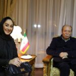 Elham Hamidi Instagram - با افتخار در کنار استاد بزرگ سینما و تائتر ایران  جناب اقای علی نصیریان مرد تکرار نشدنی هنر ایرانی و بزرگ آقای همیشگی ما ، خدایا اول سال طول عمر بزرگان هنر این مرزو بوم و از محضرت مسئلت می کنم .#علی_نصیریان#شهرزاد#بزرگ_آقا#