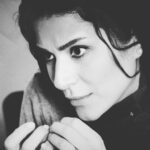 Sahar Dolatshahi Instagram – دوستان و همراهان عزيز.  اين تنها صفحه عمومي من در فضاي مجازيه.  من در هيچ شبكه اجتماعي ديگري عضو نيستم. كه البته همين صفحه هم گاهي انقدر مزين به نظرات بي رحمانه اي ميشه كه مرددم به داشتنش.  اين تنها راه ارتباط مستقيم من با شماست و دلم ميخواد از اين طريق اخبار فعاليتهاي جديدم رو در اختيارتون بذارم و شايد بعضي وقتها پيشنهادي يا در ميان گذاشتن احساسي. من و ادمين محترم پيج پستها رو با دقت انتخاب ميكنيم و همواره مواظب هستيم موجب آزار كسي نشيم و از طريق اين صفحه نه كسي رو قضاوت كنيم و نه حكمي صادر كنيم. كمتر پيش مياد صفحه اي رو بلاك كنيم يا نظري رو پاك كنيم. بهترين قاضي خداست . اميدوارم فضاي مجازي به فضاي محترم تري تبديل بشه كه اين همه خشم و تندي مدام باعث آزار و اذيت نشه.  از دوستاني هم كه به من لطف دارن و صفحاتي رو به نام من و به عنوان هواداري درست ميكنن خواهش ميكنم مثل هميشه مهربون و صبور باشن و من از همه شون ممنونم.  شاد و سلامت و پر از آرامش باشين.