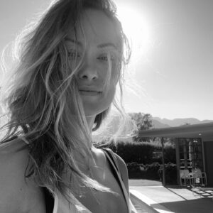Olivia Wilde Instagram - We are linked. Oppression of women anywhere is oppression of women everywhere. I have learned how this challenge originated and want to express my complete support for the women in Turkey who are fighting for their lives. We see you. Challenge accepted, @ariannephillips 👊  #womensupportingwomen #instanbulconventionsaveslives