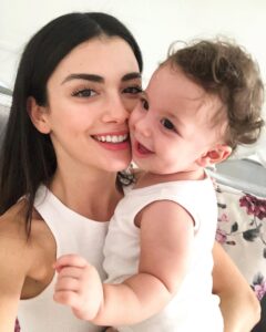 Özge Yağız Instagram - teyzesinin 🍪si 💘
