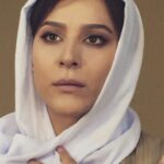 Sahar Dolatshahi Instagram – رنج نبايد تو را غمگين كند، اين همان جايي است كه اغلب مردم اشتباه ميكنند… رنج قرار است تو را هوشيار تر كند ، چون انسانها زماني هوشيارتر ميشوند كه زخمي شوند، رنج نبايد بيچارگي را بيشتر كند. 
رنجت را تنها تحمل نكن، رنجت را درك كن، اين فرصتي است براى بيداري، وقتي آگاه شوي بيچارگي ات تمام ميشود… اگر كه به جاى محبتي كه به كسي كردي از او بي مهري ديده اي، مأيوس نشو، چون برگشت آن محبت را از شخص ديگري، در زمان ديگري، در رابطه با موضوع ديگري خواهي گرفت. 
با اين همه آن رنج شما گنج شما باد
افسوس كه بر گنج شما پرده شماييد  شك نكنيد!  اين قانون كائنات است:

ﺍﻧﻌﮑﺎﺱ ﭼﯿﺰﯼ ﺑﺎﺵ
ﮐﻪ ﻣﯿﺨﻮﺍﻫﯽ ﺩﺭ ﺩﯾﮕﺮﺍﻥ ﺑﺒﯿﻨﯽ!

ﺍﮔﺮ ﻋﺸﻖ ﻣﯿﺨﻮﺍﻫﯽ
ﻋﺸﻖ ﺑﻮﺭﺯ…
ﺍﮔﺮ ﺻﺪﺍﻗﺖ ﻣﯿﺨﻮاهی
ﺭﺍﺳﺘﮕﻮ ﺑﺎﺵ…
ﺍﮔﺮ ﺍﺣﺘﺮﺍﻡ ﻣﯿﺨﻮﺍﻫﯽ
ﺍﺣﺘﺮﺍﻡ ﺑﮕﺬﺍﺭ… ﺩﻧﯿﺎ ﭼﯿﺰﯼ ﺟﺰ ﭘﮋﻭﺍﮎ ﻧﯿﺴﺖ!

یادمان باشد..
زندگی انعکاس رفتار ما است!

انعکاس من بر من

پس حواسمان باشد
بهترین باشیم
تا بهترین دریافت کنیم!  می گویند برای کلبه کوچک همسایه ات چراغی آرزو کن، قطعأ حوالی خانه تو نیز روشن خواهد شد.

من خورشید را برای خانه دلتان آرزو می کنم تا هم گرم باشد و هم سرشار از روشنایی

شاد باشيد.