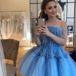 Gökçe Akyıldız Instagram – Barrus London 
markasının 
Londra moda haftası’nda görücüye çıkardığı” Yeniden mavi “isimli çevreci koleksiyonunda beraber çalıştık böyle anlamlı projede yer aldığım için mutluyum🧚🏼‍♀️