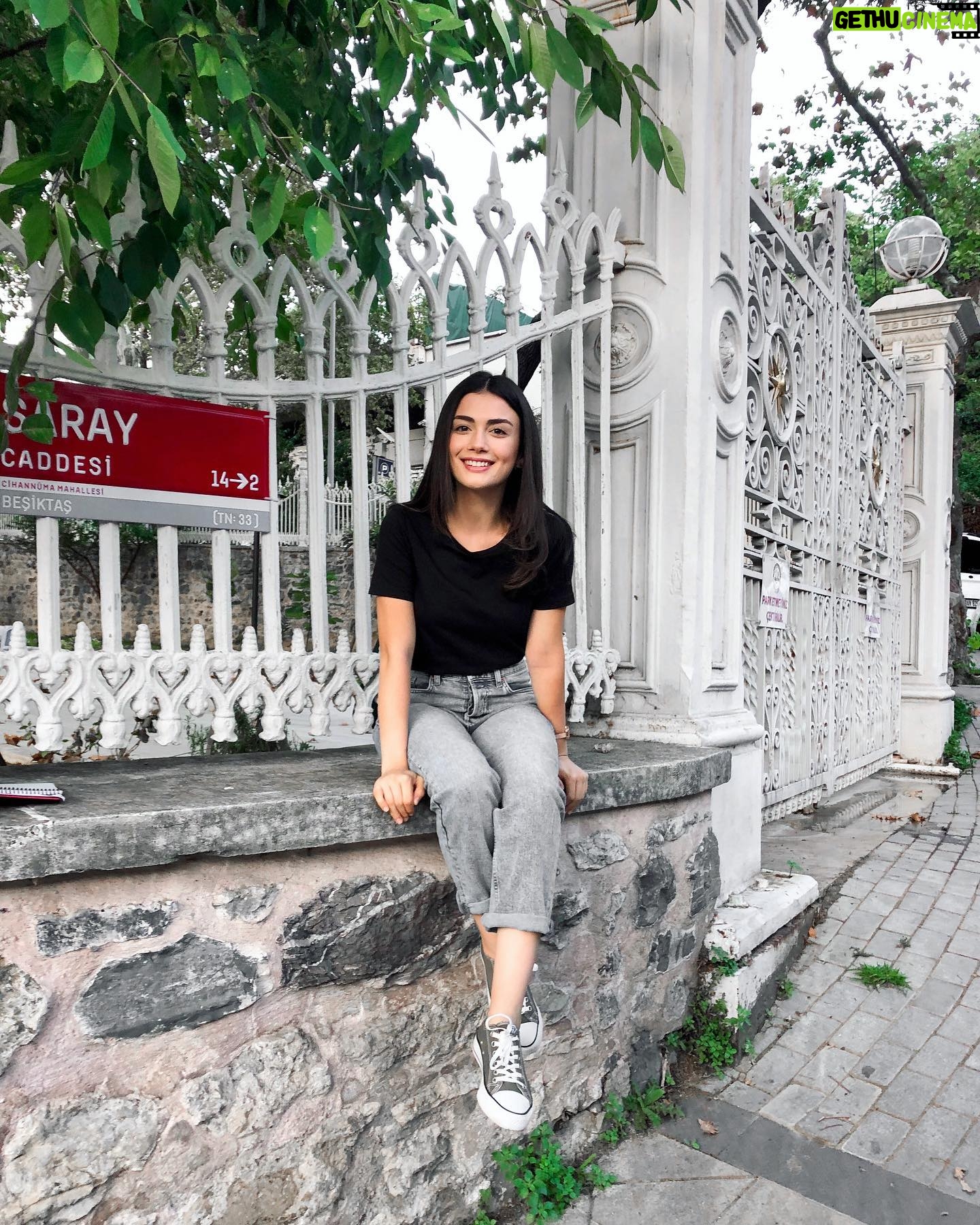 Özge Yağız - 439.9K Likes - 