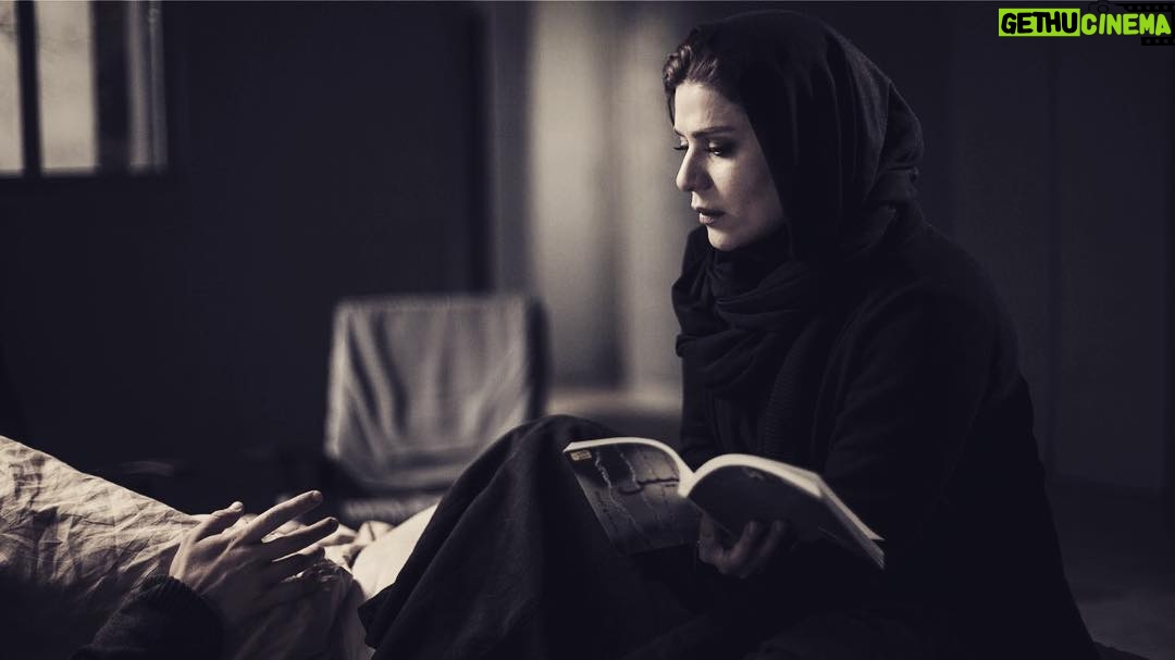 Sahar Dolatshahi Instagram - دوستان عزيزم فيلم نيمرخ ها آخرين ساخته ايرج كريمى كه افتخار حضور در آن را داشتم، در گروه هنر و تجربه اكران شد. به نظر خيلى از اهالى هنر و منتقدين، اين فيلم عاشقانه تأثيرگذاريست كه جايش بسيار در بخش مسابقه خالى بود. پيشنهاد مى كنم اين فيلم رو حتماً ببينيد و اگر تمايل داشتيد نظرتون رو برام بنويسيد. هميشه دل شاد و سلامت باشيد. عكس : مريم تختكشيان عزيز 🌹