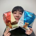 Asami Mizukawa Instagram - 湖池屋ブランド芋の食べ比べ🥔
ひかるはザクッとこっくり、スノーマーチはサクッとあっさり。
どっちも美味しい...⬡