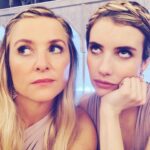 Jessica Capshaw Instagram - This sister act is now available for your viewing pleasure...👯‍♀️
I love me some @emmaroberts ❤️
#holidate @netflix