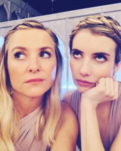 Jessica Capshaw Instagram - This sister act is now available for your viewing pleasure...👯‍♀️
I love me some @emmaroberts ❤️
#holidate @netflix