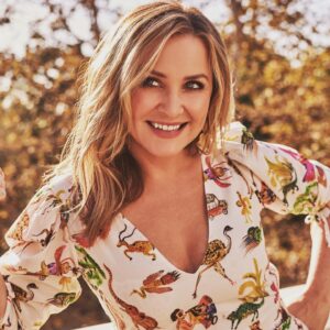 Jessica Capshaw Instagram - I had such a great time chatting with @roseandivyjournal
about ALL the things...link in bio!! 

#HOLIDATE @netflix 

📸:@higgsy_photography
Hair: @marktownsend1
Makeup: @georgieeisdell