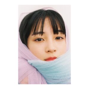 Suzu Hirose Instagram - いっぱい載せるのとってもお恥ずかしいんですけど、本日発売の、本日発売の、本日発売の、(大事かなと思って3回言った)2021年のカレンダーは、お友達にお願いして撮ってもらい、すごく写真可愛いので、、、載せさせて頂きまっす。2枚目ちょこっと写り込んでる　@malaciel ありがとう❤︎楽しかった👩🏼‍🦱