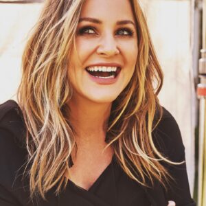 Jessica Capshaw Instagram - I had such a great time chatting with @roseandivyjournal
about ALL the things...link in bio!! 

#HOLIDATE @netflix 

📸:@higgsy_photography
Hair: @marktownsend1
Makeup: @georgieeisdell