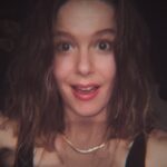 Burcu Biricik Instagram – 😁 fotoğrafta pek anlaşılmıyor ama e benim bayaaa saçım varmış 💃💁‍♀️ 
Şaka maka saçlara arada bir nefes aldırmak lazım. Bir yıldır boya yok fön yok maşa yok hiç bi işlem yok.Lülelerim geri geldi 🥳 ✌️