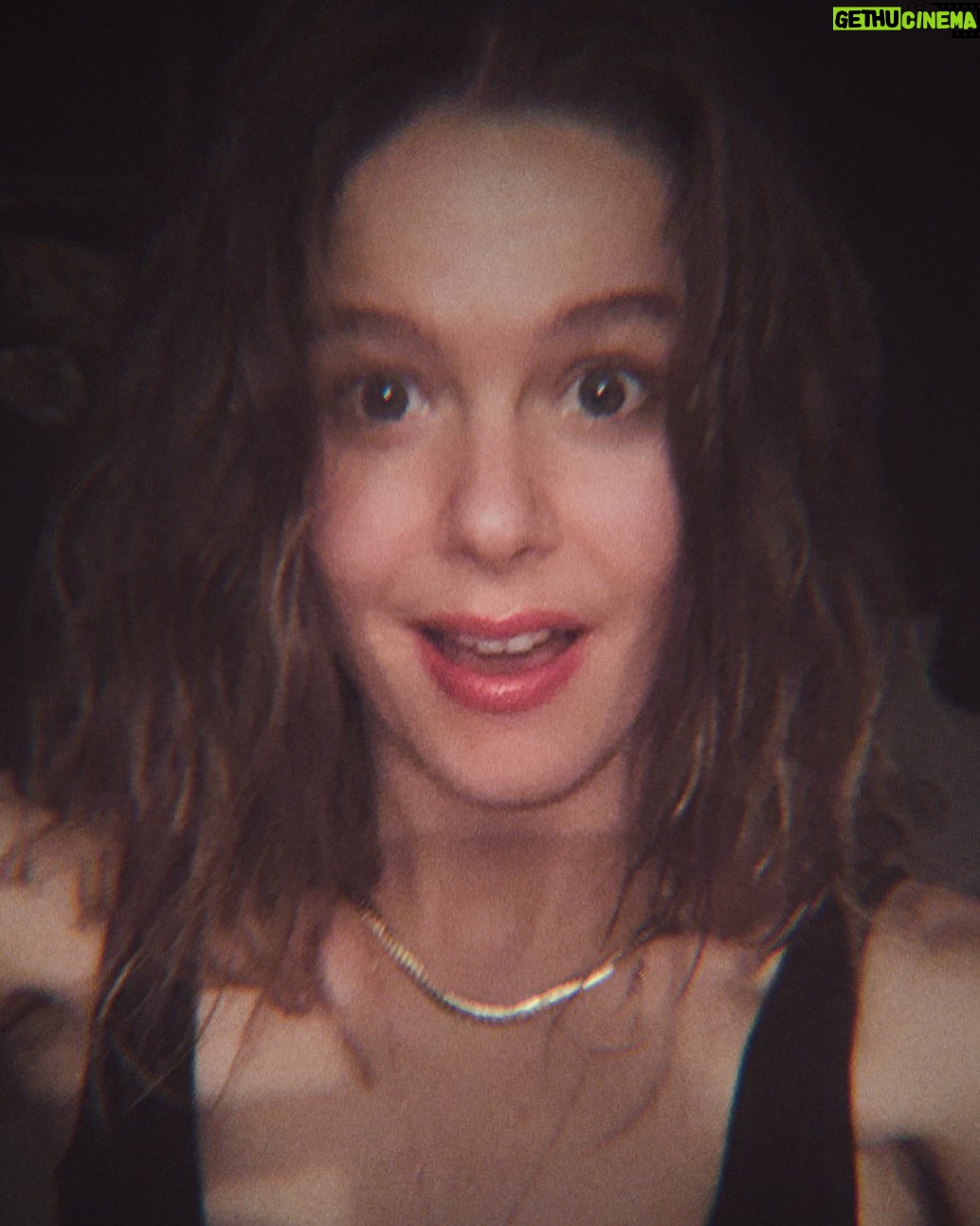 Burcu Biricik Instagram - 😁 fotoğrafta pek anlaşılmıyor ama e benim bayaaa saçım varmış 💃💁♀️
Şaka maka saçlara arada bir nefes aldırmak lazım. Bir yıldır boya yok fön yok maşa yok hiç bi işlem yok.Lülelerim geri geldi 🥳 ✌️