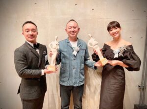 Asami Mizukawa Instagram - この度、喜劇 愛妻物語でTAMA映画賞の最優秀女優賞と報知映画賞の主演女優賞をいただきました。
ありがとうございます。

紆余曲折色々とありましたし、これからもきっとありますが、映画の神様がここらでご褒美でもあげとこか！と肩を組んでくれたような気持ち。

そしてもちろん岳くんや足立監督はじめとする個性的なスタッフさん達に感謝すると同時に、
いつもどんな時も私と共に仕事をしてくれている2人のスタッフ。彼女達と一緒にもらえた賞だと思っています。

これからもより一層面白い役者を目指して。
感謝のきもち🙏