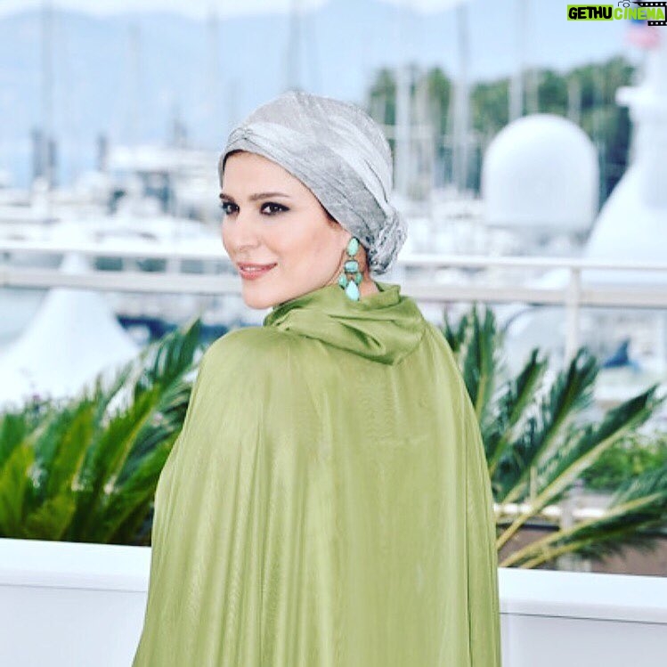Sahar Dolatshahi Instagram - دوستان عزيز و مهربون آخر هفته خوبي داشته باشين منتظر فرصت مناسبي بودم كه از كساني كه به نوعي من رو همراهي كردن تشكر كنم. با تشكر از حمايت شركت زرسيما آرا نماينده رسمي محصولات لورآل پاريس در ايران كه اسپانسر و حامي من در فستيوال كن بودند. @zarsima.ara همچنين با تشكر از خانوم سلما منشي زاده. طراح جواهر: خانوم رؤيا نوع بشري عزيز @royanoebashari