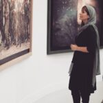 Sahar Dolatshahi Instagram – امروز نمايشگاه عكسهاي سحاب زريباف از فيلم درخشان “ايستاده در غبار ” 👏🏻👏🏻👏🏻👏🏻👏🏻عكس از ريحانه طراوتي عزيز